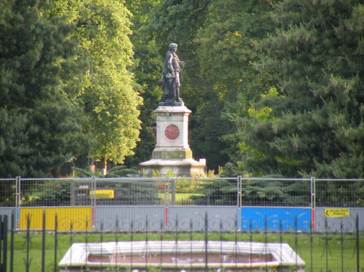  Statue, square Colbert